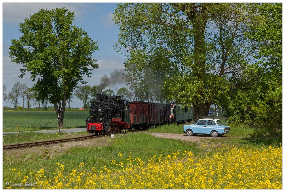 Ein himmelblauer Trabant am Bahnübergang bei Mesendorf