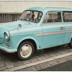 Ein himmelblauer Trabant