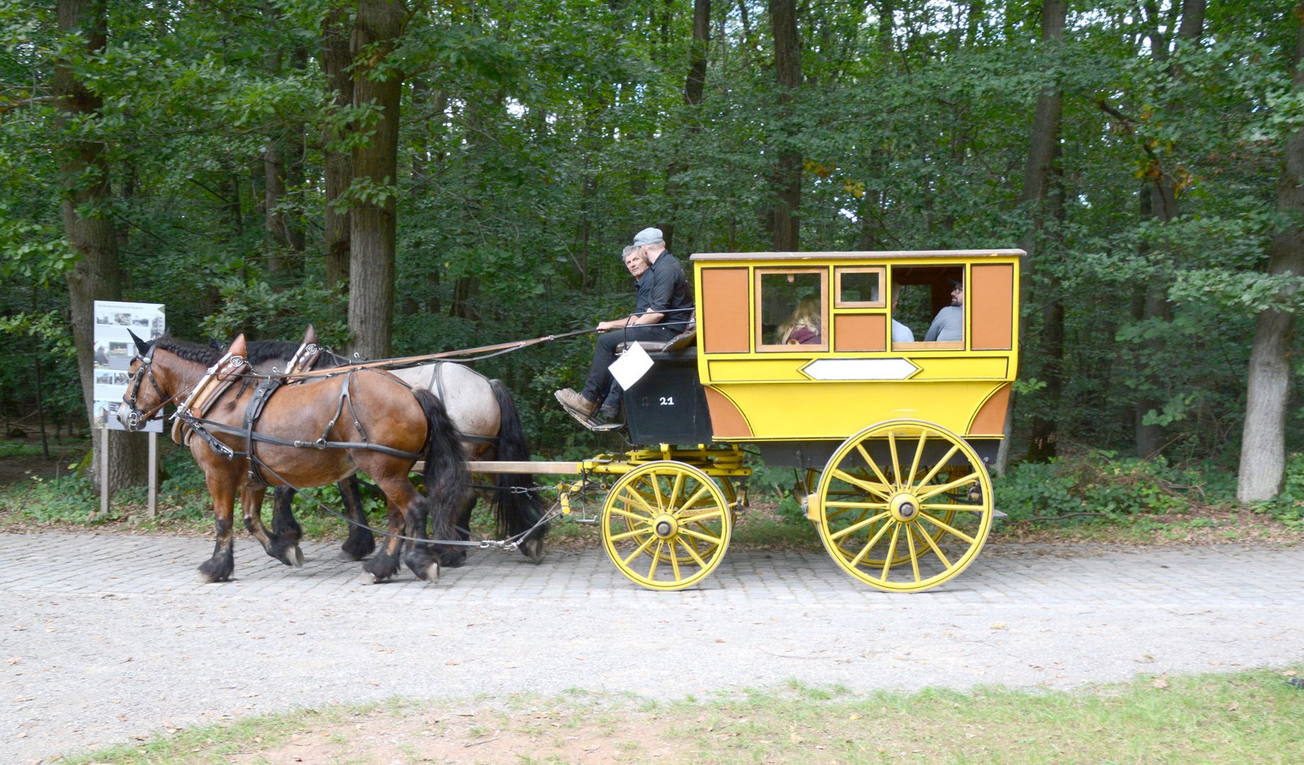 Ein historische Postkutsche fährt durch das Museum Kommern.                 