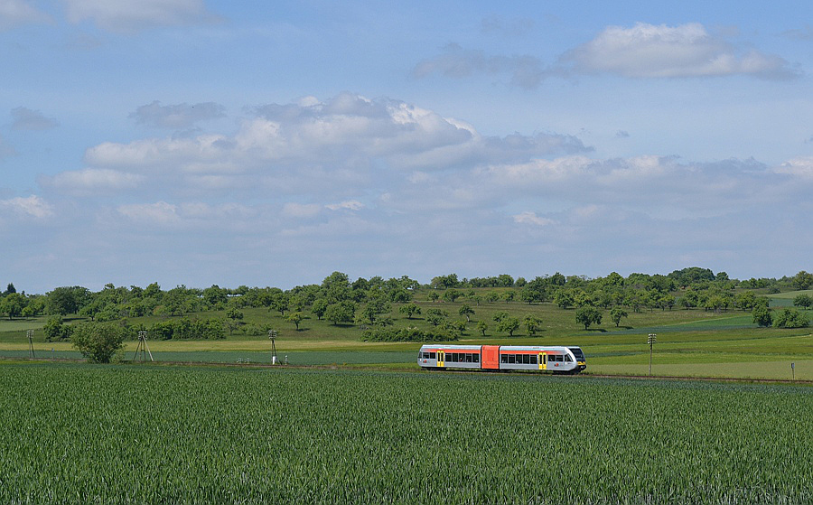 Ein HLB-GTW bei Langsdorf im mittäglichen Sonnenschein