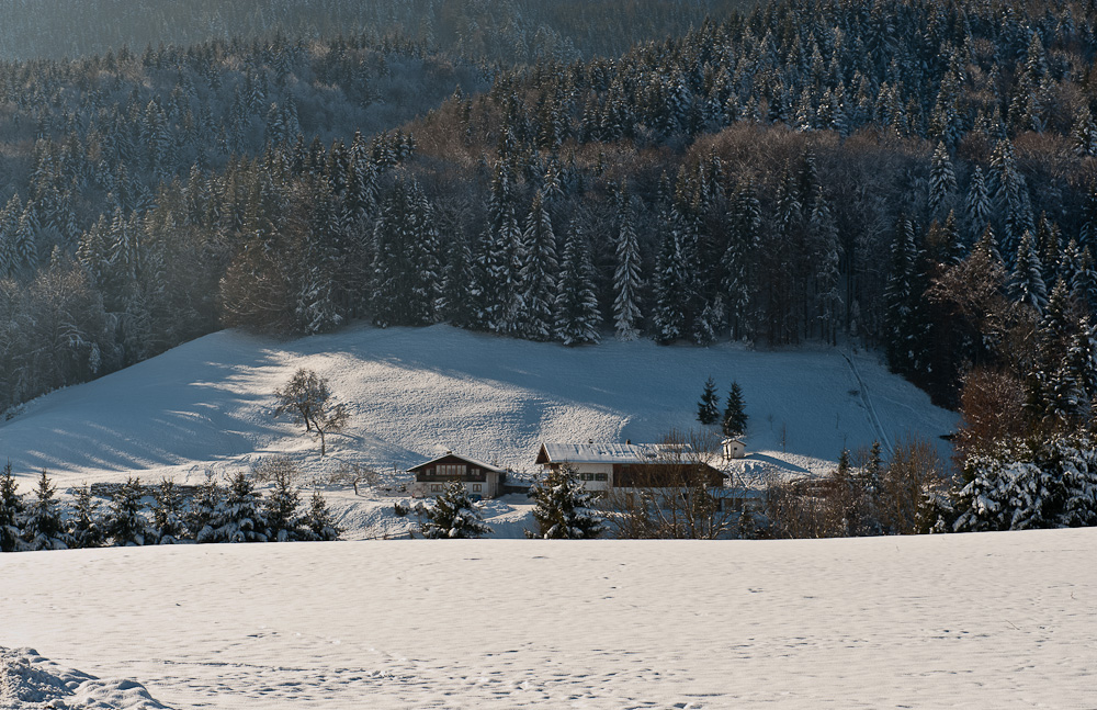 Ein Hof im Schnee