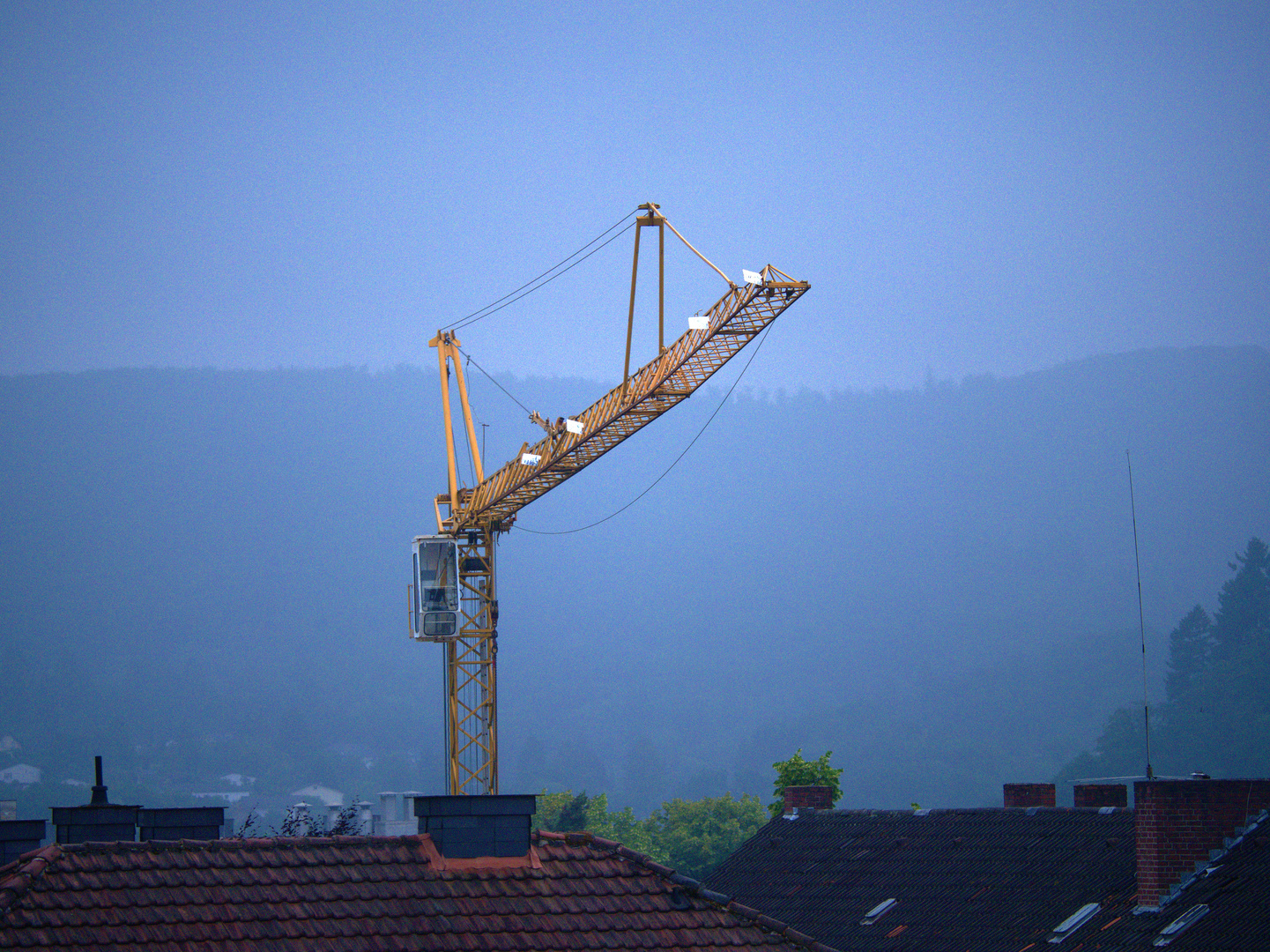 "ein hoher, schwerer Kran"