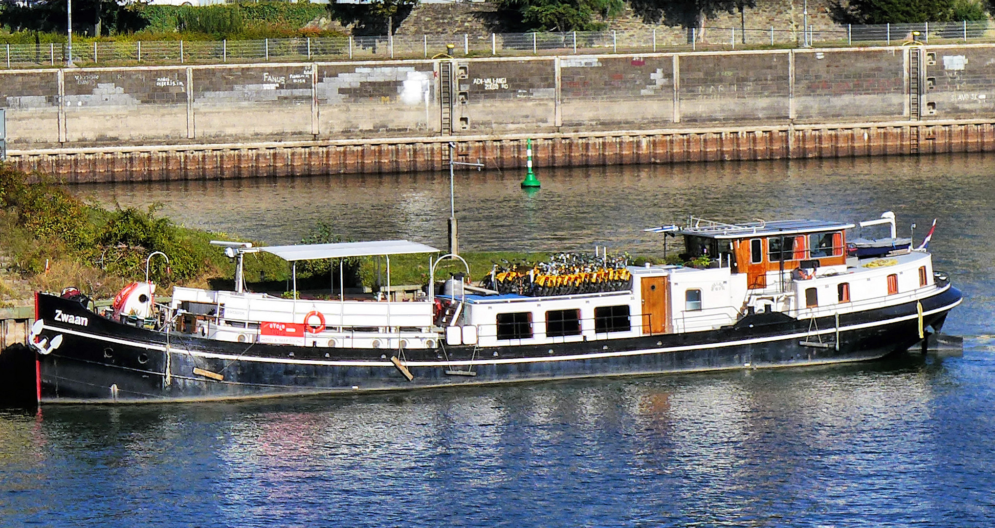 Ein Holländer auf der Mosel bei Koblenz. 