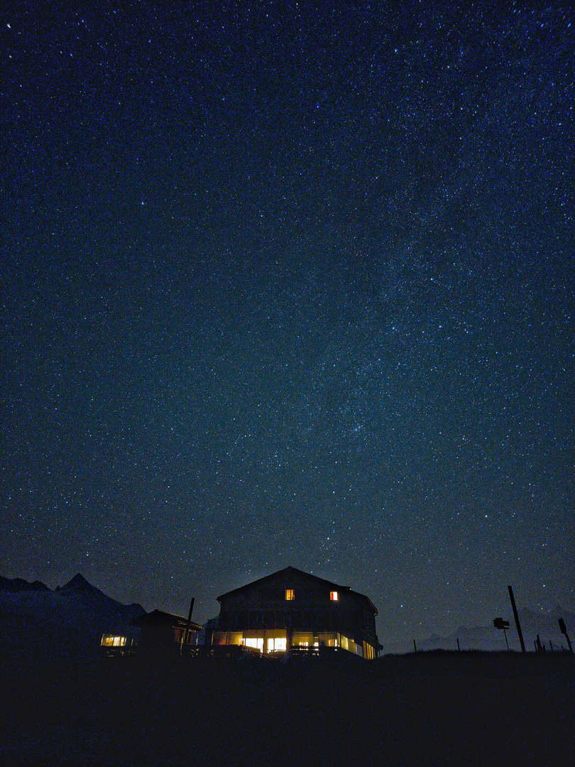 Ein Hotel hoch in den Schweizer Alpen 