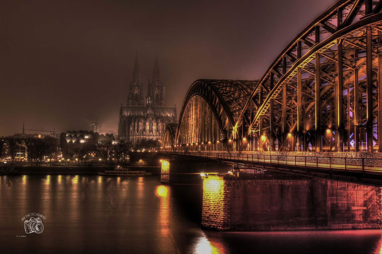 Ein HRD Bild vom Kölner Dom und der Hohenzollernbrücke im Nebel