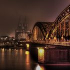 Ein HRD Bild vom Kölner Dom und der Hohenzollernbrücke im Nebel