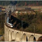 Ein ICE auf dem Viadukt