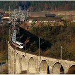 Ein ICE auf dem Viadukt