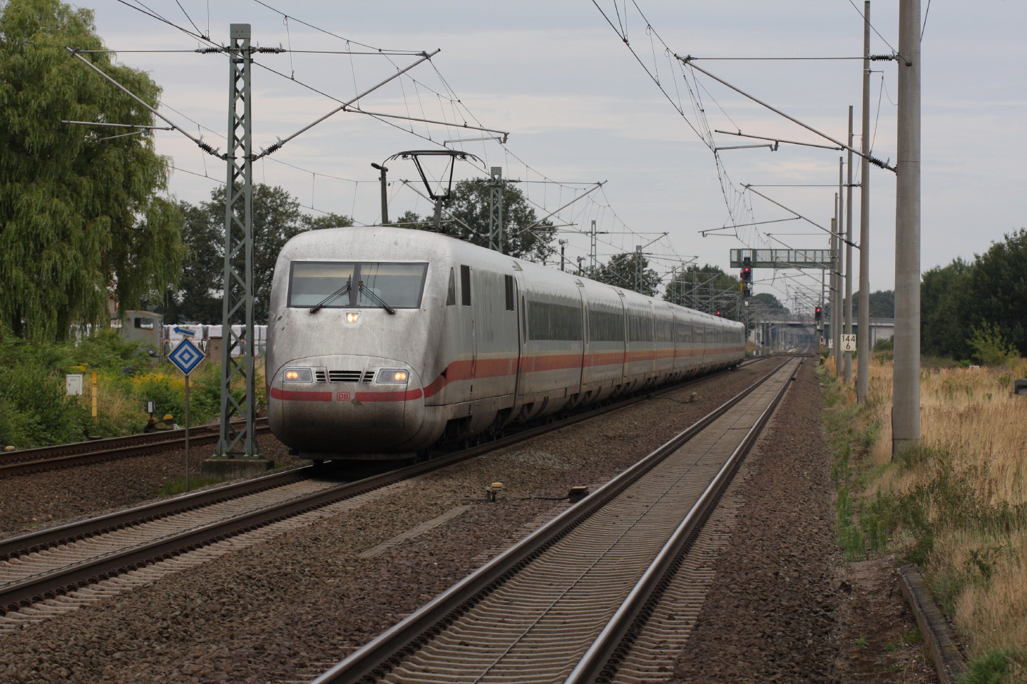 Ein ICE fährt nach Berlin durch Karstädt 2.