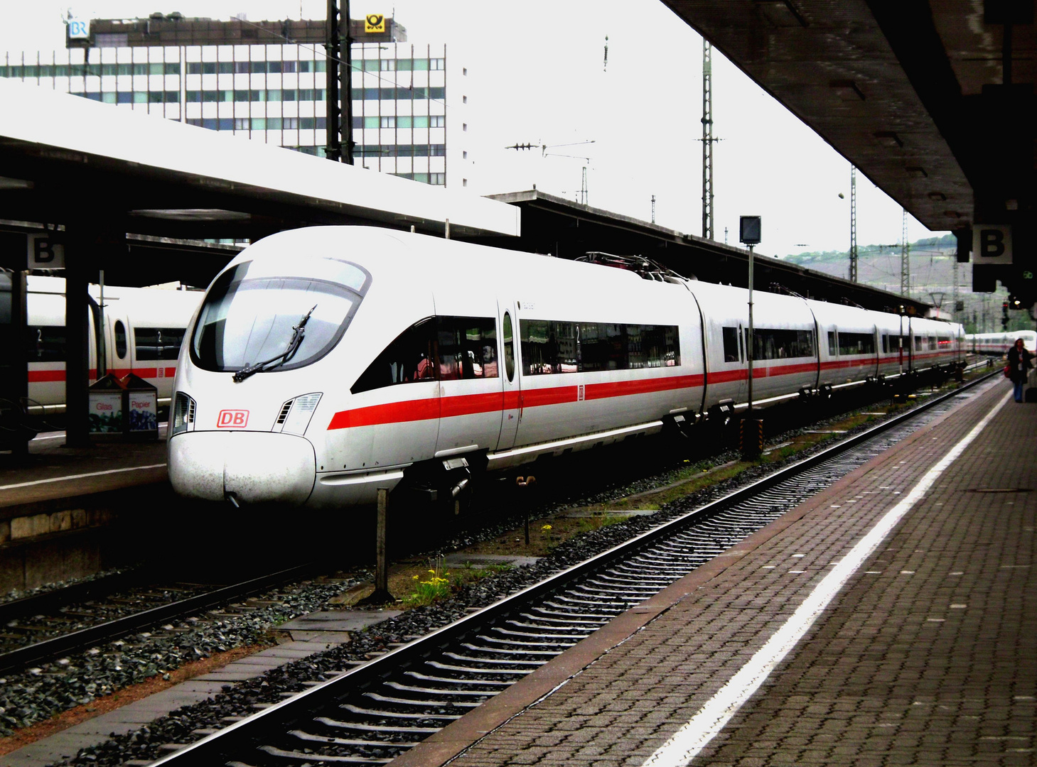 Ein ICE im Hauptbahnhof von Würzburg