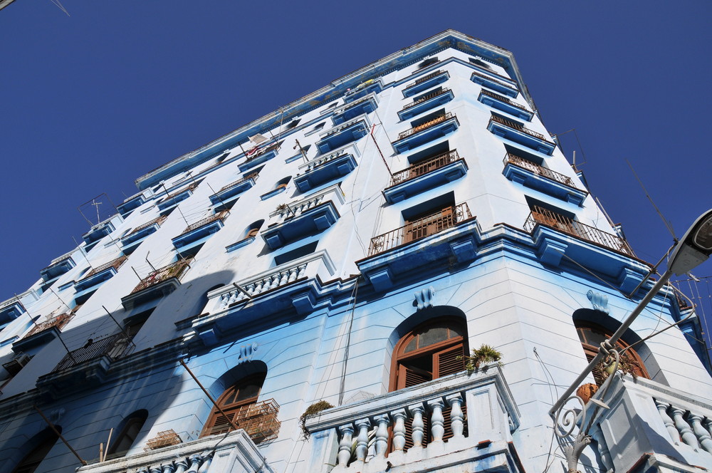 Ein intaktes Hochhaus in Havana