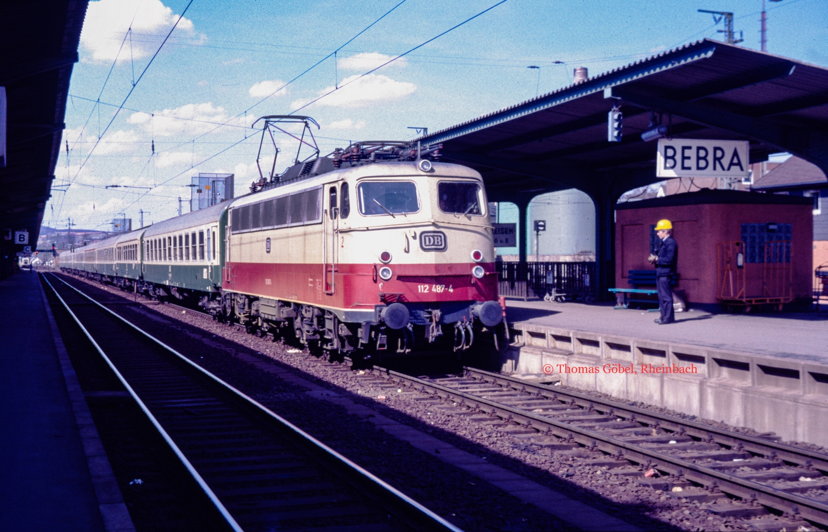 Ein Interzonenzug bei der Einfahrt in den Bahnhof Bebra