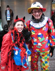 Ein japanisches Paar jeck auf Karneval
