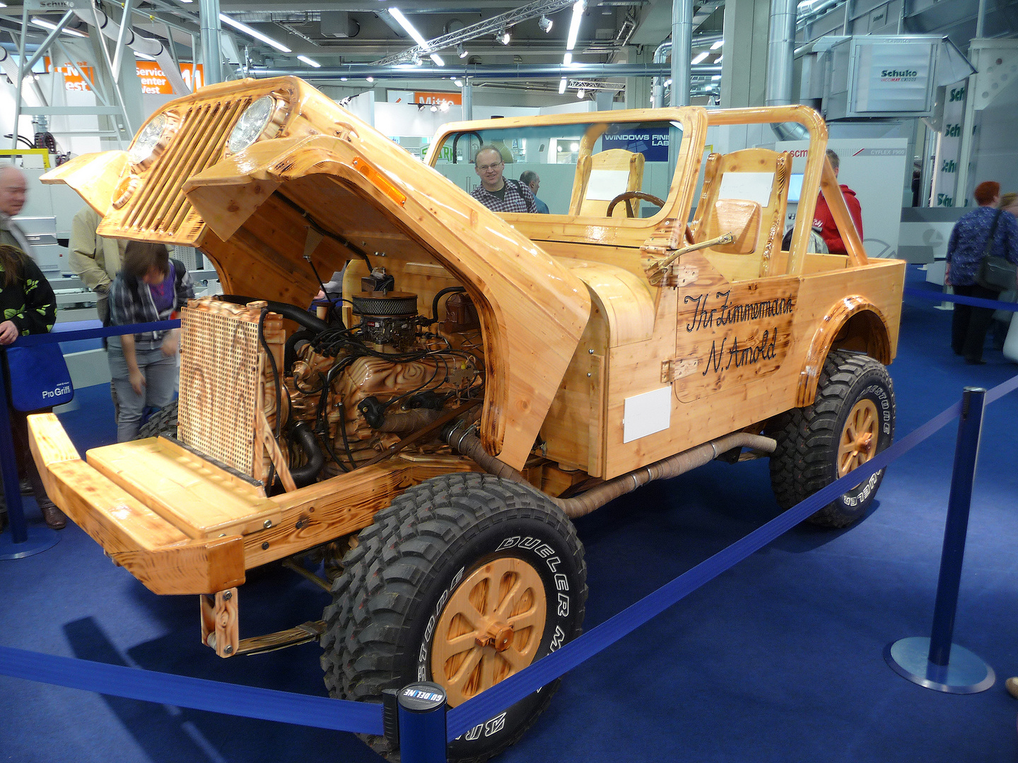 Ein Jeep, aus Holz (Nürnberg Messe)