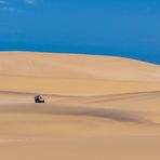 Ein Jeep in der Namib-Wüste