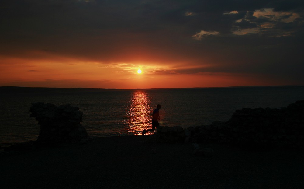 Ein Jogger bei Sonnenuntergang