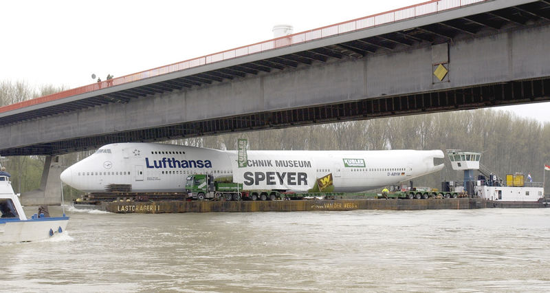 Ein Jumbo kommt geschwommen.