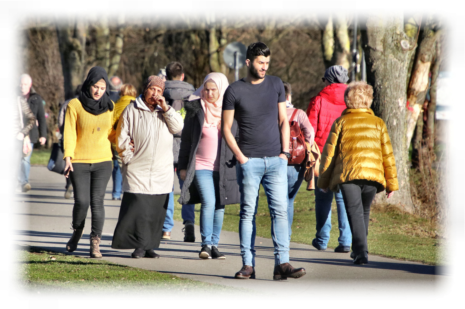 Ein junger Mann mit drei Frauen auf einem Spaziergang.