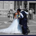 Ein junges Brautpaar auf dem Markusplatz (Venedig)