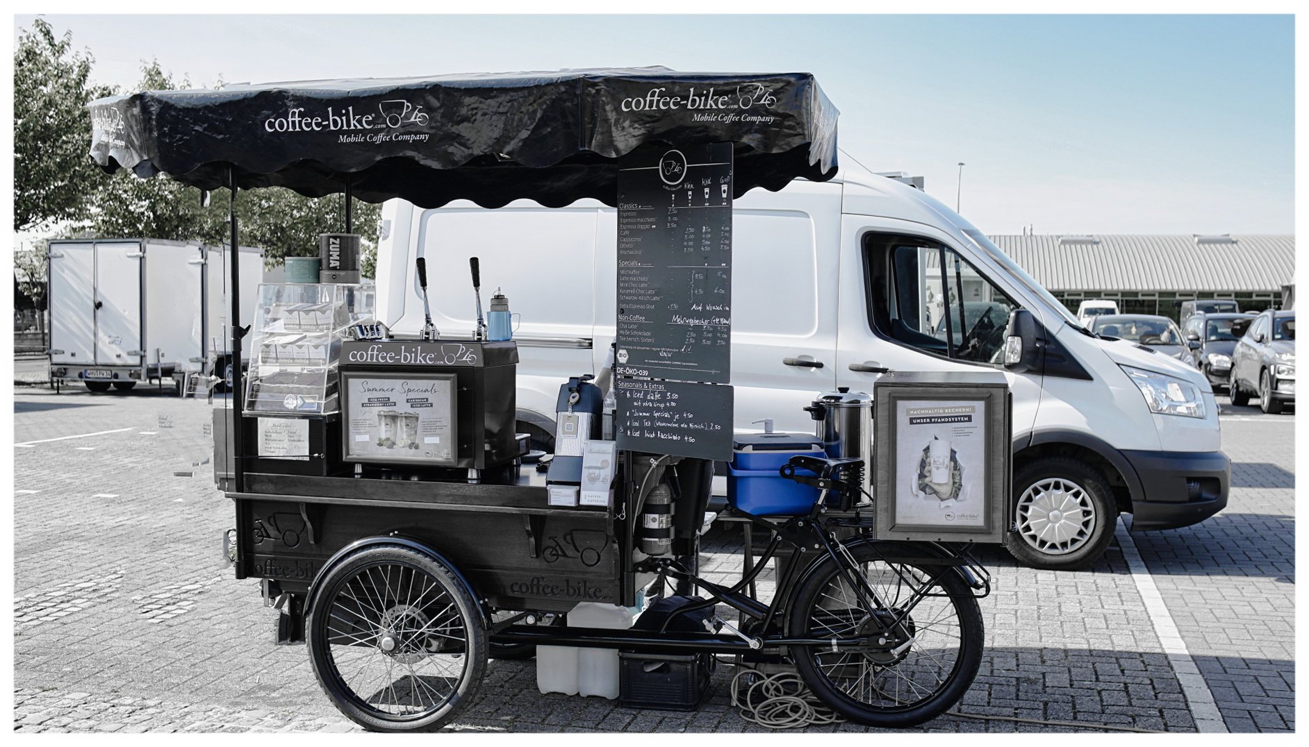 ein Kaffeemobil am schwarzen Freitag