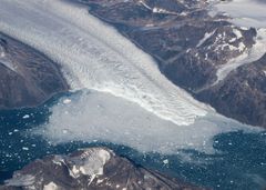 ein kalbender Gletscher aus mehr als 10 Km Höhe