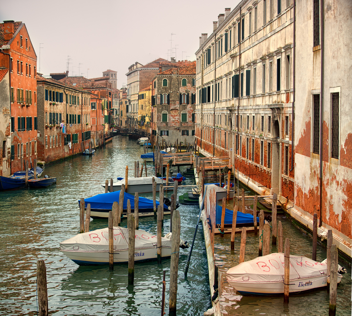 Ein Kanal in Venedig