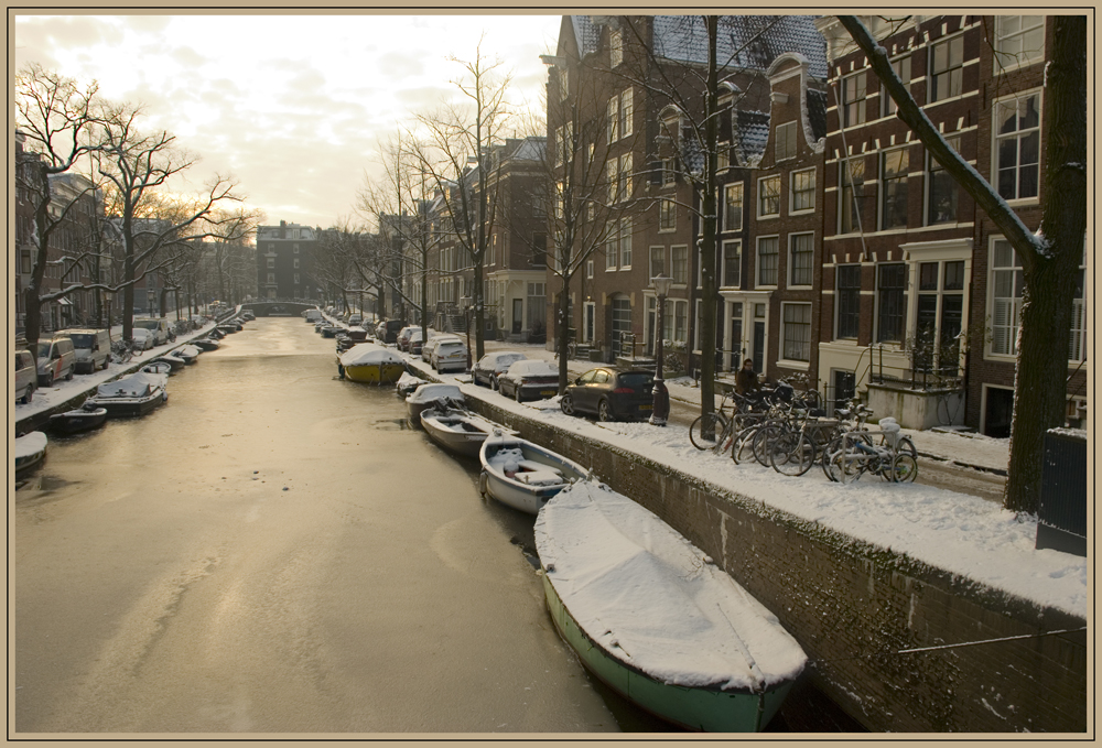 Ein Kanal ins Schnee und Eis in Amsterdam