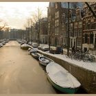 Ein Kanal ins Schnee und Eis in Amsterdam