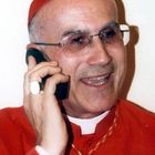 Ein Kardinal telefoniert mobil