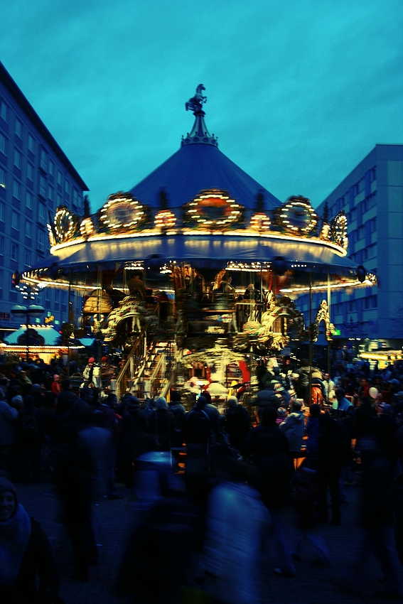 ein karussell, früher auch ringelreiten, ist ein sich drehendes fahrgeschäft.