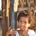 Ein Kind auf dem Land mit dem Haus aus Satrana in Nord Madagaskar