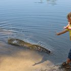 Ein Kind, Wasser und ein Stock