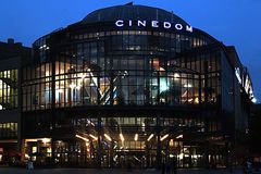Ein Kino bei Nacht