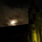 Ein Kirchenkreuz mit Mond