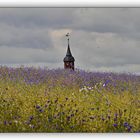 Ein Kirchturm im Feld