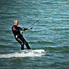 Ein Kitesurfer