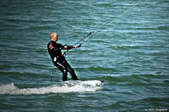 Ein Kitesurfer