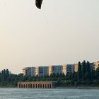 Ein Kitesurfer auf dem Rhein