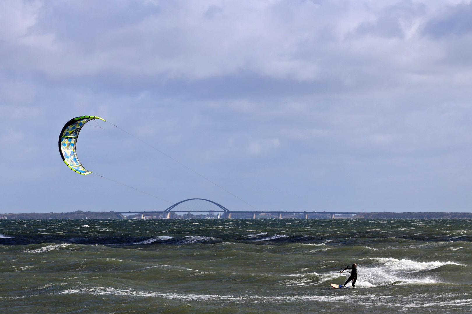 Ein Kitesurfer hat Spaß auf der Ostsee vor Heiligenhafen ...