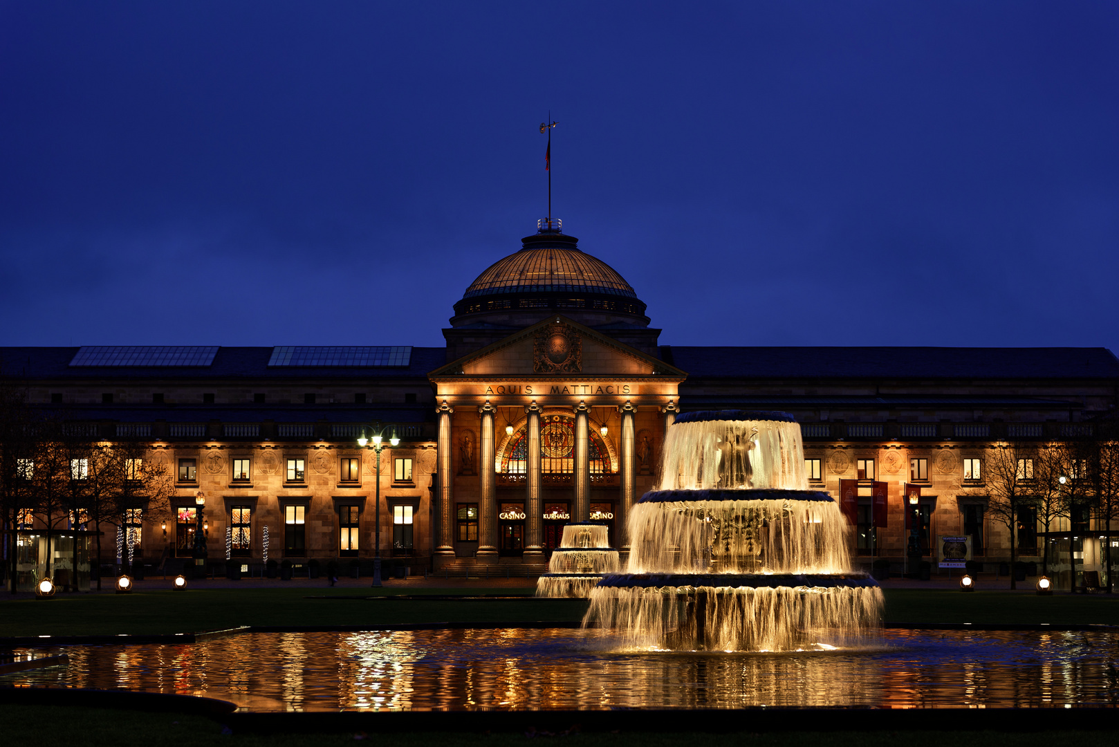 Ein Klassiker: Das Wiesbadener Kurhaus mit Kaskadenbrunnen beleuchtet