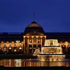 Ein Klassiker: Das Wiesbadener Kurhaus mit Kaskadenbrunnen beleuchtet