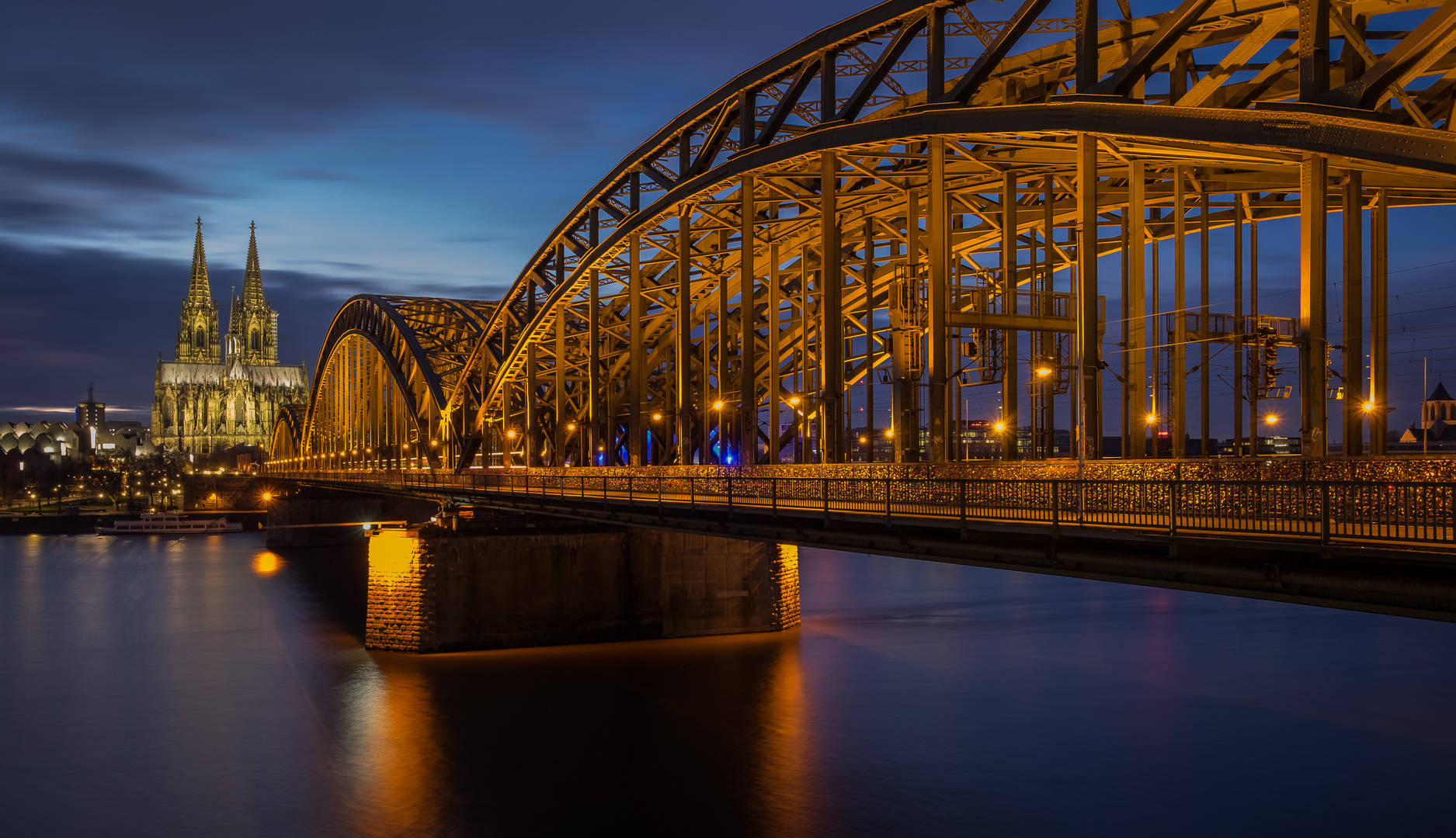 Ein Klassiker: Hohenzollernbrücke und Kölner Dom bei Nacht