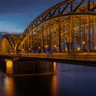 Ein Klassiker: Hohenzollernbrücke und Kölner Dom bei Nacht