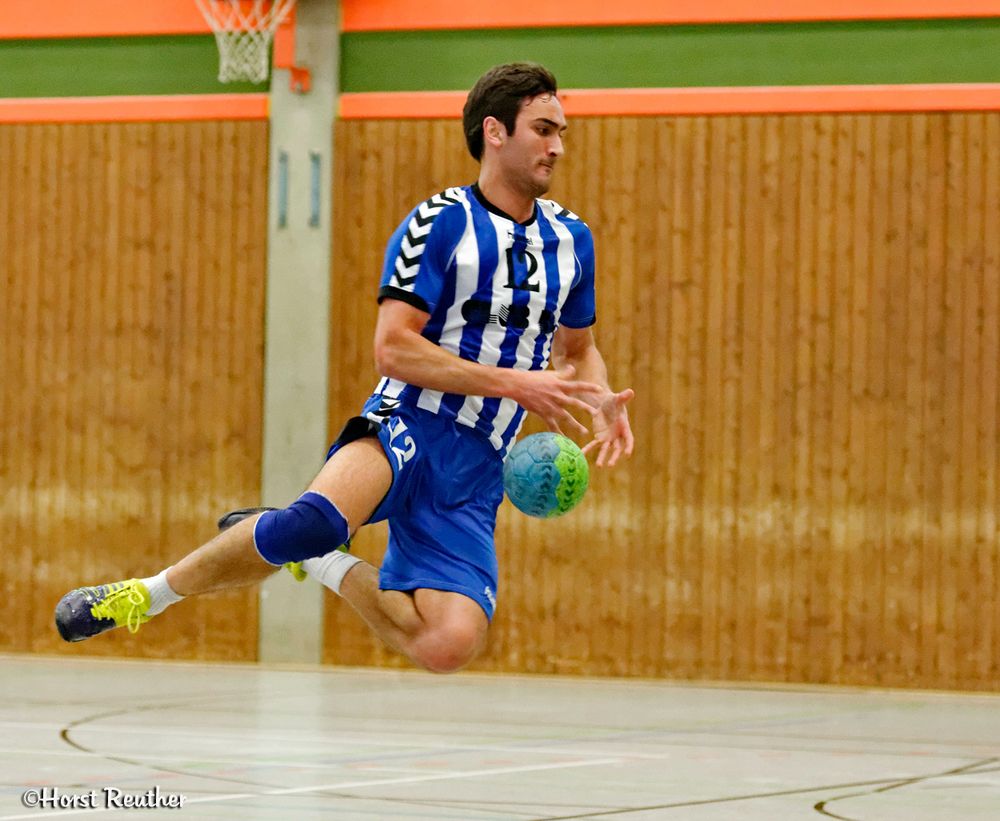 Ein klassischer Sprung beim Handball.