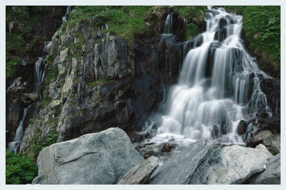 ein kleiner Bach auf dem Furkapass