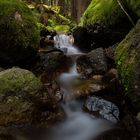 Ein kleiner Bachlauf im Erzgebirge