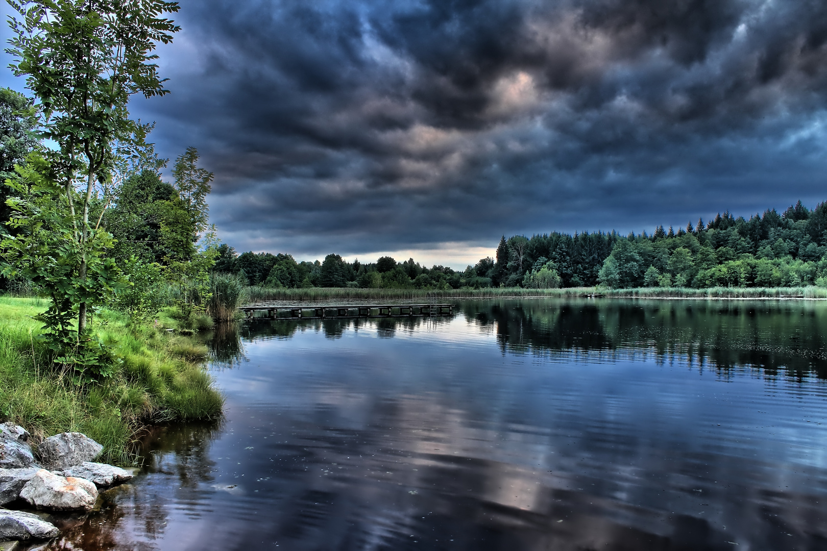 Ein kleiner Badesee in HDR