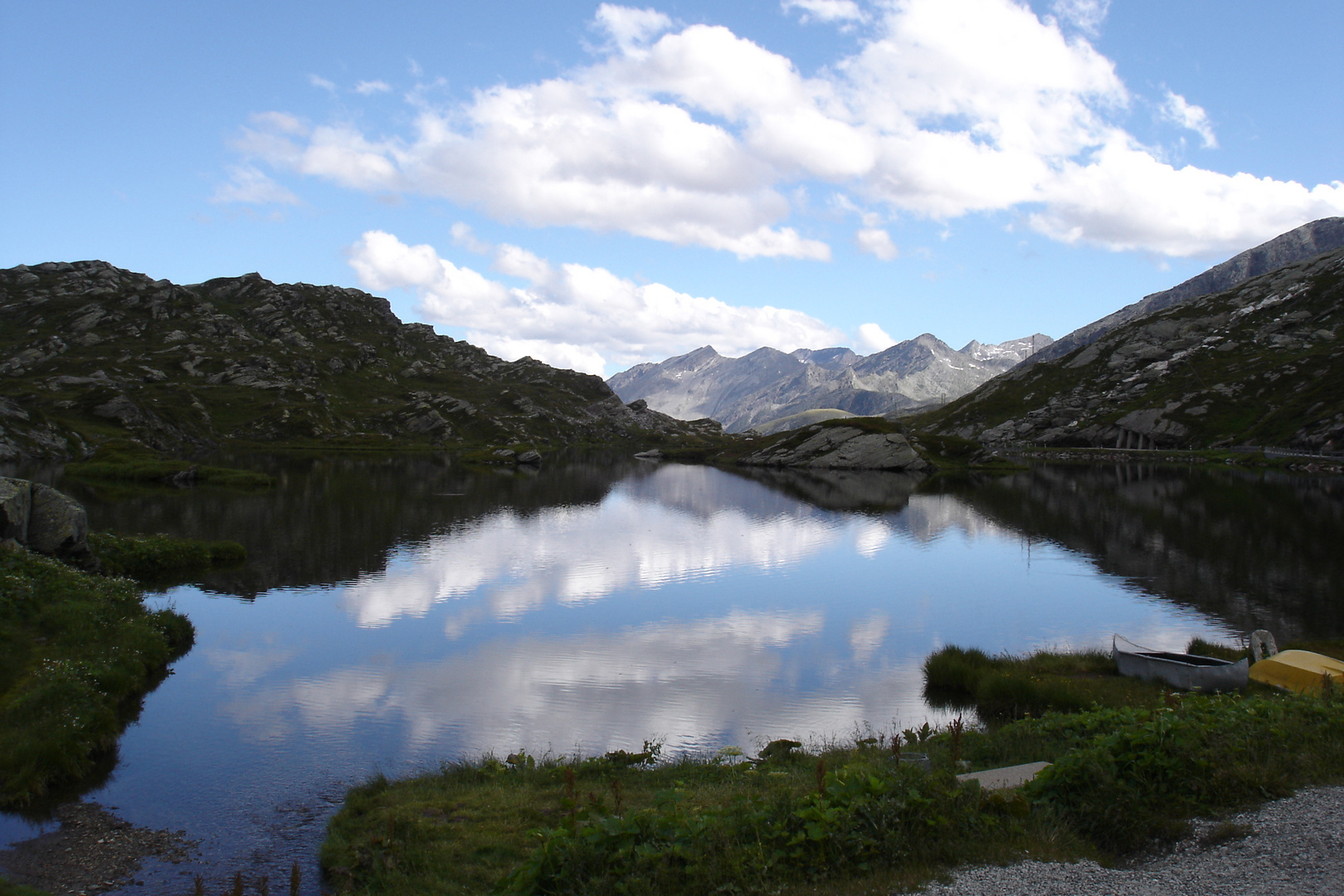 Ein kleiner Bergsee in den Alpen