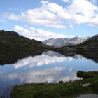 Ein kleiner Bergsee in den Alpen