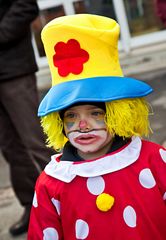 Ein kleiner Clown wartet auf den Faschingsumzug!